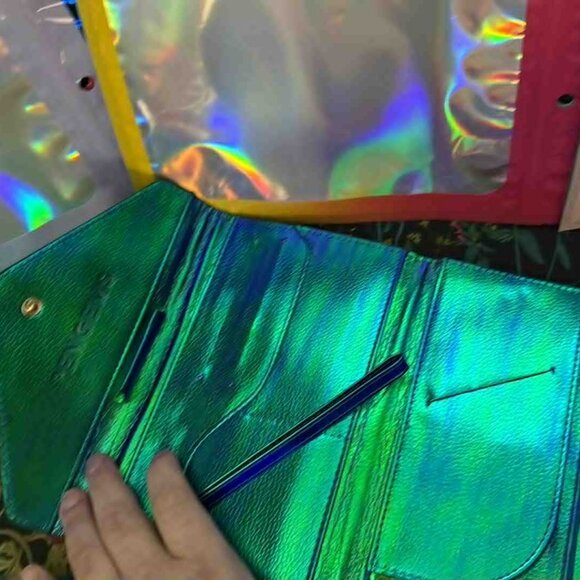 Pengems Jet Set Wristlet Global Iridescent Green - Picture 3 of 4